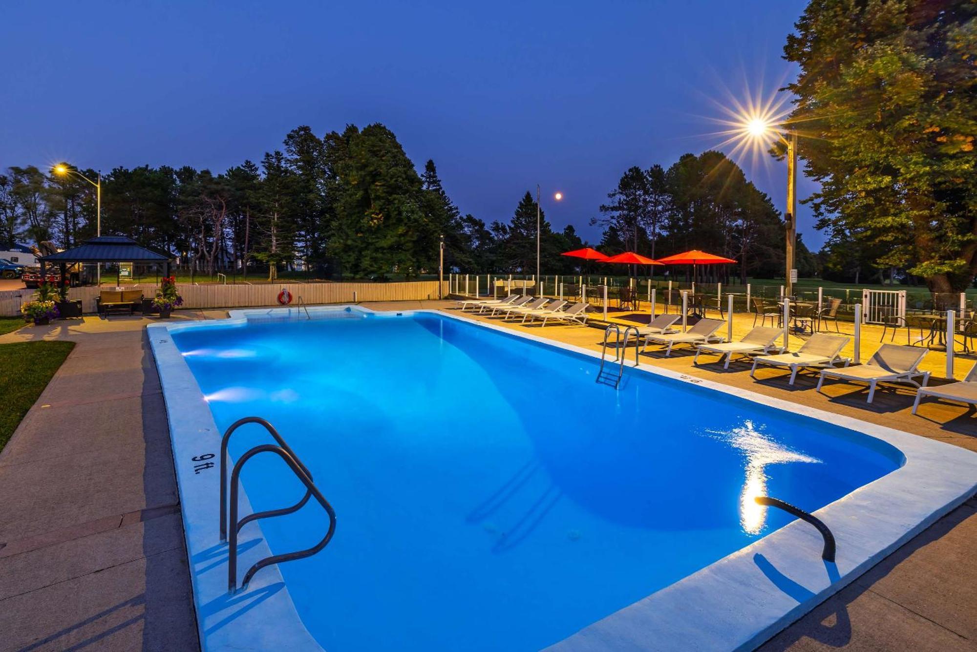 Quality Inn & Suites Garden Of The Gulf Summerside Exterior foto